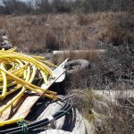 Restos de caños de gas, agua y tarimas